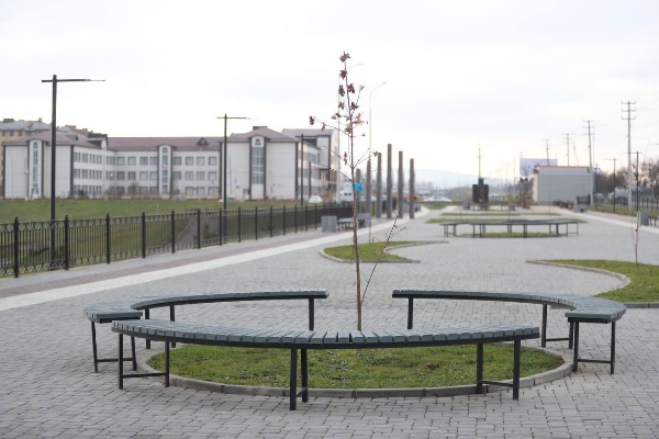 В Ингушетии успешно завершили благоустройство общественных территорий в рамках федерального проекта «Формирование комфортной городской среды».

В этом году в 9 муниципальных образованиях благоустроено 20 общественных территорий в рамках нацпроекта «Жилье и городская среда». 

В ходе данных работ создано 5 новых скверов и проведен капитальный ремонт 12 улиц. 

– в г. Сунже: сквер к 100-летию ингушской государственности по ул. Богатырева; сквер по ул. Розы Люксембург (от ул. Висаитова до ул. Надречная); 

- сквер по ул. Розы Люксембург (от ул. Висаитова до ул. Осканова);

– в Сунженском районе: капитальный ремонт ул. Багаева в с.п. Троицкое.

– в г. Назрани: сквер в Насыр-Кортском административном округе по ул. Дидигова (прилегающая территория амбулатории); 

- благоустройство аллеи по пр. Базоркина напротив МКД №8; 

- капитальный ремонт ул. Цечоева в Центральном административном округе.

– в Назрановском районе: капитальный ремонт ул. Новая в с.п. Сурхахи.

– в г. Малгобеке: капитальный ремонт ул. Кавказская; капитальный ремонт ул. Шейха Мансура(частично); капитальный ремонт ул. Панфилова; капитальный ремонт ул. Покрышкина.

– в Малгобекском районе: капитальный ремонт ул. Бекбузарова в с.п. Новый Редант.

– в г. Магасе: благоустройство Парка Победы; благоустройство Аллеи Республики Ингушетия; сквер в 6-м микрорайоне от ул. Чахкиева до ул. Нальгиева.

– в Джейрахском районе: капитальный ремонт ул. Льянова в с.п. Джейрах.

– в г. Карабулаке: капитальный ремонт ул Халида Цечоева; капитальный ремонт уд. Дьякова; капитальный ремонт ул. Мира.

На проведение благоустройства было направлено 127,06 млн рублей, из которых 125,79 млн рублей – средства федерального бюджета.