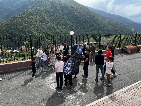 День защиты детей ярко отметили в Джейрахе.

В Доме Культуры состоялось праздничное мероприятие, посвященное Дню защиты детей. Дети и их родители окунулись в атмосферу радости и веселья! 

Организаторы подготовили для маленьких гостей насыщенную программу: зажигательная музыка, национальные танцы, веселые игры. 

А заведующий Хутиев А.М. порадовал всех детей вкусным мороженым! 