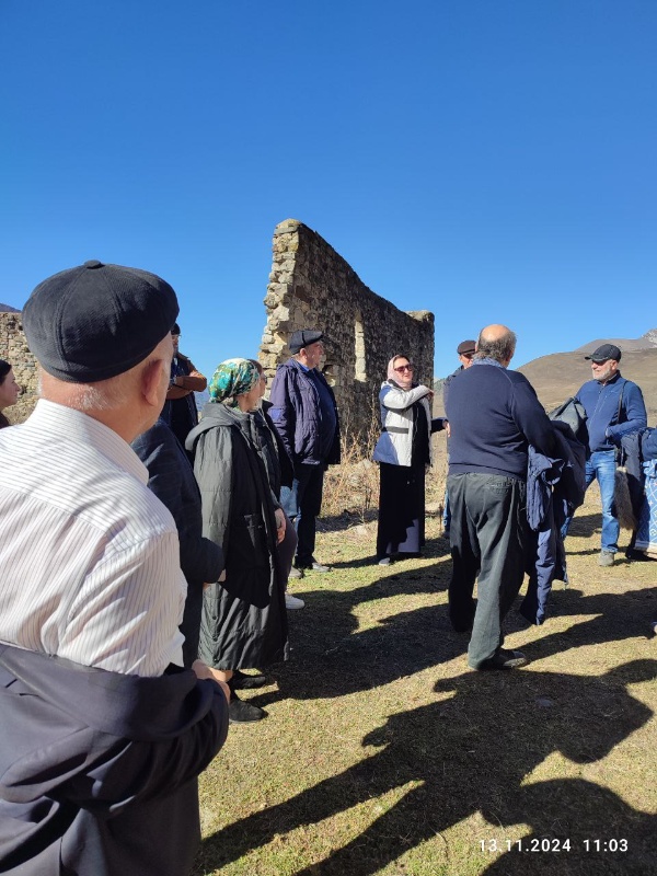 Прибыли  участники межрегиональной научно-практической конференции. Мальсагова Лена - профессиональный гид-экскурсовод горной Ингушетии любезно согласилась нам открыть неизвестные страницы истории. Участники экспедиции слушают завороженно и с неподдельным интересом. 

Конференция была организована Правительством Республики Ингушетия, Министерством образования и науки Республики Ингушетия, Министерством культуры Республики Ингушетия, Ингушским государственным университетом,  Государственной архивной службой Республики Ингушетия, ГКУ Джейрахско-Ассинским музеем заповедником  и Ингушским научно-исследовательским институтом гуманитарных наук им. Ч. Э. Ахриева. 

В течение всего 2024 года в Ингушетии проходят мероприятия, посвященные юбилею республики, и конференция вошла в число этих мероприятий. 