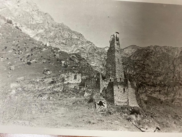 Архивные фотографии башенных комплексов "Дошхакле " и "Кхарт".

В Дошхакле на переднем плане боевая башня, крыша которой, согласно письменным источникам, была повреждена ударом молнии в 1958 г. 