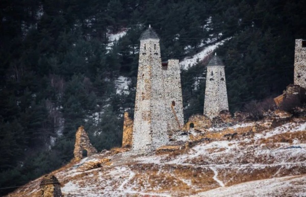 Архитекторы "АСМ Групп" по инициативе Благотворительного фонда "САФМАР" приступают к проекту реставрации одного из самых известных башенных комплексов горной Ингушетии - "Хамхи". Проектом будет предусмотрена реставрация боевых и полубоевых башен, жилых башен и склепов.