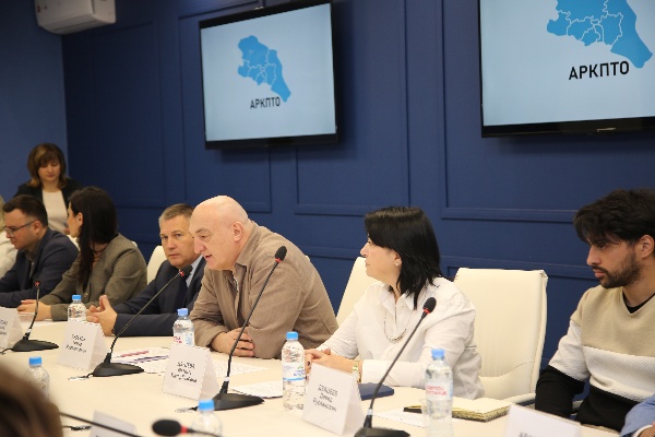 Кавказ.РФ готов масштабировать опыт повышения производительности труда в туротрасли СКФО.

Институт развития подвел итоги пилотной программы по перезагрузке производительности труда в туристической сфере на Северном Кавказе. В рамках программы в 2025 году департамент отраслевых компетенций в сфере туризма Кавказ.РФ помог внедрить инструменты бережливого производства в 13 организациях – в гостиницах, санаториях и турагентствах каждого из регионов СКФО.

Основой для преобразований стала философия и инструменты бережливого производства, адаптированные под сферу услуг. Специалисты компании сконцентрировались на самых чувствительных точках контакта с клиентами: заселение, уборка номеров, цифровое взаимодействие. В результате отстраивания рабочих процессов время заселения сократилось до 70% за счет внедрения онлайн-регистрации и системы обработки документов. Для уборки номеров были оптимизированы маршруты горничных и логистика инвентаря, что гарантирует готовность номеров к нужному времени. Создание цифровых шаблонов в работе туроператоров сократило цикл избыточных согласований и время выпуска новых предложений на рынок, минимизировало ошибки.

«Мы перешли от теории к практике. Инструменты бережливости доказали свою эффективность на конкретных объектах. Это важный шаг в построении современной и конкурентоспособной индустрии гостеприимства на Северном Кавказе. Более того, мы планируем масштабировать лучшие практики на отрасль в целом. В перспективе эта работа призвана повысить производительность труда, улучшить качество сервиса, а значит, увеличивать туристический поток», – прокомментировал заместитель генерального директора Кавказ.РФ Тимур Кебеков.

Ключевым в программе стал акцент на передачу компетенций. На практических семинарах участники закрепили навыки самостоятельного выявления потерь на производстве, анализа рабочих процессов и внедрения «бережливых» решений. В результате в пилотных организациях сформирован костяк кадров – носителей методологии, снижен операционный хаос, в ежедневную практику вошли навыки организации рабочих мест, создания четких алгоритмов, инфостенды и визуальный менеджмент для оперативного контроля качества работы и другие инструменты «бережливого» производства.

«В условиях растущей конкуренции и повышенных ожиданий гостей российская туриндустрия остро нуждается в операционной трансформации. Практическим ответом на этот вызов стал наш пилотный проект. Перед нами стояла задача не просто найти, где недостаточно хорошо и сделать лучше, а научить на местах видеть недостатки, анализировать их и находить решения. Наша цель – заложить фундамент культуры постоянно совершенствования и передать отрасли конкретные инструменты повышения эффективности», – отметила руководитель проекта, главный эксперт ДОК Оксана Гончарова.

В 2026 году в рамках федерального проекта «Кадры для туризма» планируется реализовать еще 19 проектов по внедрению бережливого производства на предприятиях региона. Отбор заявок отраслевой центр компетенций начнет в начале следующего года.

Кавказ.РФ – единый институт развития Северного Кавказа. Под управлением Минэкономразвития РФ компания строит и развивает курорты, управляет ОЭЗ туристско-рекреационного типа, создает условия для развития бизнеса в регионе, формирует благоприятный инвестиционный климат. В Правительстве РФ СКФО курирует вице-премьер Александр Новак.

Отраслевой центр компетенций создан на базе Кавказ.РФ в 2024 году в соответствии с дорожной картой, утвержденной министром экономического развития России Максимом Решетниковым в рамках реализации нацпроектов «Производительность труда» и «Туризм и индустрия гостеприимства», при тесной координации с профильными департаментами Минэкономразвития России и непосредственном содействии АНО «Федеральный центр компетенций в сфере производительности труда».