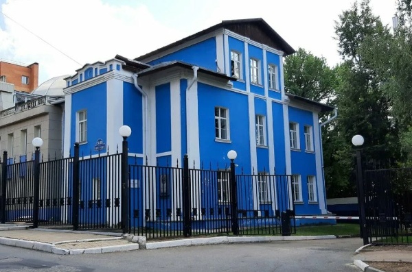 In Kaluga, restoration work has begun on the Countess Salias House, a landmark cultural heritage site of regional significance built in the last third of the 18th century.

The early classicist-style city estate did not stand out from similar buildings until 1886, when it was acquired by its new owner, writer and countess Elizaveta Vasilyevna Salias-de-Tournemir, sister of the outstanding playwright A.V. Sukhovo-Kobylin. The countess was always at the center of social life, and her son, Evgeny Andreevich Salias, went down in literary history as the “Russian Alexandre Dumas.”