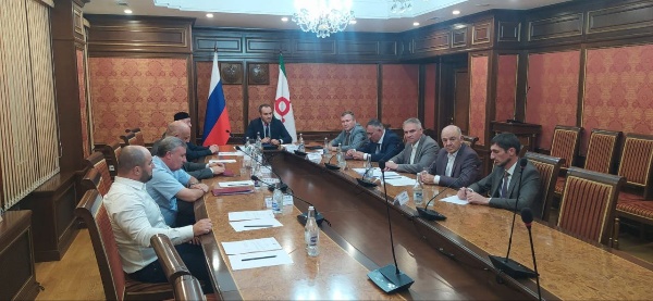 Вчера руководитель Комитета Государственной охраны объектов культурного наследия Кодзоев Т. У. и и.о. директора ГКУ «Джейрахско-Ассинский музей-заповедник» Сампиев А.А. приняли участие в совещание под председательством первого заместителя Руководителя Администрации Главы и Правительства Республики Ингушетия – начальника Управления внутренней политики Мархиева А.З.

На совещании обсудили вопросы о конфликтных обстоятельствах, которые возникают в последнее время между представителями ингушских тейпов по принадлежности исторических территорий горной части республики. Председатель  отметил о недопущении таких ситуаций, о необходимости проведения примирительных бесед между сторонами с привлечением общественников и представителей духовенства.

«Памятники истории и культуры не являются чьей-то собственностью - они являются национальным достоянием всей республики, каждый гражданин нашей республики без исключения имеет право ими гордиться» - резюмировали собравшиеся.