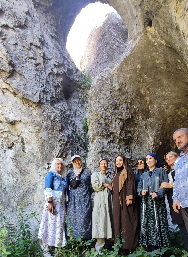 Провели увлекательную экскурсию по самым красивым местам горной Чечни.
Участники посетили озеро Галанчож — одно из самых живописных в республике. В Пешха гости познакомились с комплексом Шамсудина, а затем отправились к месту, которое называется «каменное войско».

Поездка получилась насыщенной и интересной: красивые виды, легенды, новые знакомства и множество фотографий.