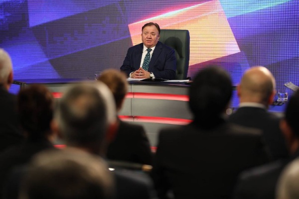 19 ноября, в 17:00 мск в студии НТРК «Магас» состоится телевизионная «Прямая линия» с Главой Республики Ингушетия Махмудом-Али Калиматовым. 
 
Жители Ингушетии и других регионов, желающие задать вопросы Главе региона, могут направить их заранее текстовым сообщением или в формате видеообращения в мессенджеры WhatsApp и Telegram по номеру 8 928 098 23 33. 
 
Трансляцию прямого эфира можно будет посмотреть на официальном канале в Rutube НТРК «Магас», на личной странице Главы Ингушетии в социальной сети в «ВКонтакте» и на аккаунте регионального ЦУРа в «ВКонтакте». 
 
В ходе прямого эфира будут доступны специальные номера телефонов, которые будут принимать звонки во время прямой линии.
