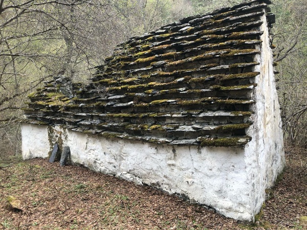 Средневековый Ольгетинский храм-святилище "Итаз-Ерда" сегодня. Вид изнутри и снаружи. 
 
Один из самых крупных храмов-святилищ горной Ингушетии, находится южнее посёлка Ольгети, на правом берегу ручья Ольгетинского ущелья. 

Находится в границах территории Джейрахско-Ассинского музея-заповедника. 