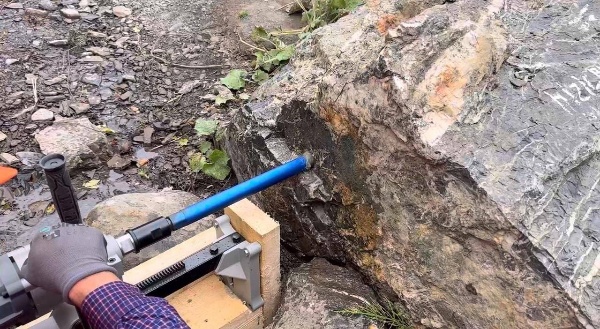 Началось пробное алмазное бурение скального основания башенного комплекса "Вовнушки".

Этот уникальный исторический памятник находится в предаварийном состоянии. Работы по укреплению скал помогут сохранить "Вовнушки" для будущих поколений. 