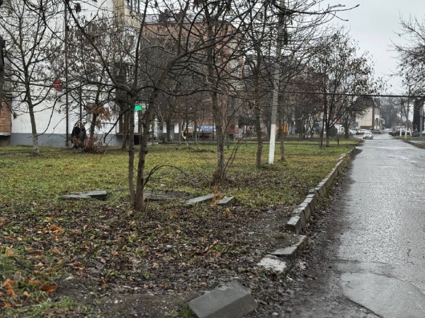 В Назрани появится новый сквер.

Улицу Московскую ждет преображение. Территорию благоустроят в 2026 году в рамках федерального проекта «Формирование комфортной городской среды».

Почему именно это место?
Это одна из центральных и оживленных улиц. Рядом — школа, детский сад, колледж и мечеть, а значит, сквер станет удобным местом отдыха для множества жителей.

Что уже делается?
Специалисты приступили к разработке дизайн-проекта. В ближайшее время его представят для общественного обсуждения.