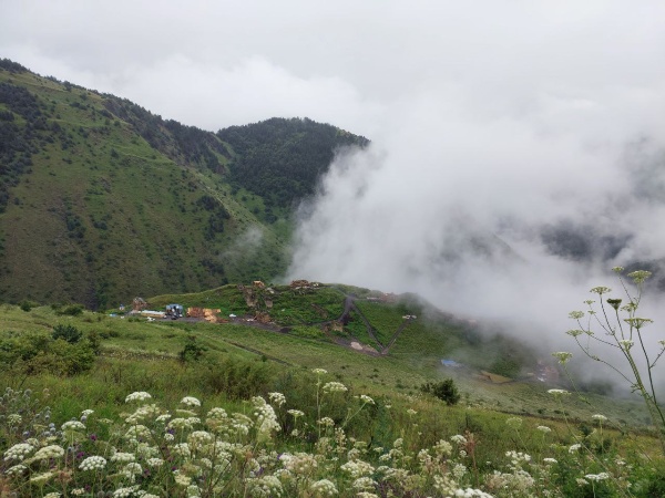 Уже более чем на 15 объектах культурного наследия башенного комплекса "Тумги" в горной Ингушетии кипит работа реставраторов по проекту "АСМ Групп". Полубоевые и жилые башни, а также склепы, одеты в строительные леса, полным ходом идет реставрация каменных стен, восстанавливаются деревянные перекрытия и сланцевые крыши.

Именно на "Тумги" недавно в ходе исследований был найден клад медных и серебряных монет времен эпохи Золотой орды, который сейчас храниться в Назрановском музее.

Партнеры проекта - Благотворительные фонды "САФМАР" и "Возрождение".