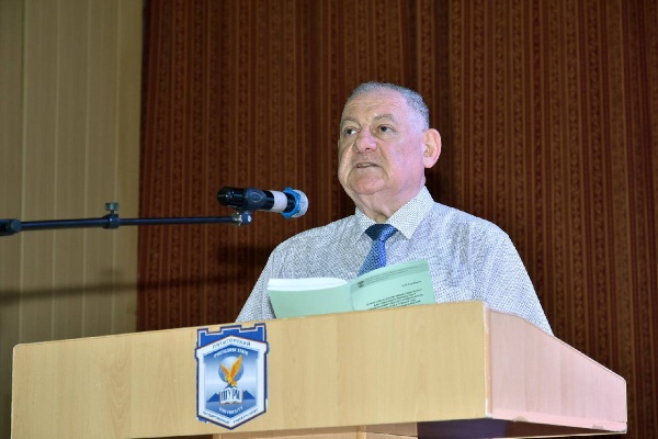 3 сентября в Большом актовом зале ПГУ прошло расширенное заседание Учёного совета с участием сотрудников и студенческого актива. Главная тема – переход к новой модели высшего образования.

Ректор ПГУ профессор Александр Павлович Горбунов представил ключевые положения реформы: единый уровень «высшее образование», новые сроки обучения, обновлённые стандарты, усиление практической подготовки и более тесное взаимодействие вузов с работодателями.

Ректор отметил, что миссия ПГУ – оставаться центром образования, науки и инноваций, готовящим лидеров нового типа.