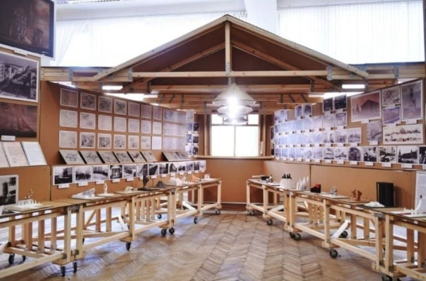 В Смоленской области планируется запуск первой в стране сетевой образовательной программы по реставрации и реконструкции памятников архитектуры и градостроительства. 

На фоне активной государственной поддержки программ по восстановлению объектов культурного наследия, растущей потребности в квалифицированных специалистах и масштабных реставрационных работах, подготовка профильных кадров приобретает особую актуальность. Новая программа предполагает участие МАРХИ, СмолГУ и Смоленского государственного института искусств. Предполагается, что на их базе будет организована подготовка студентов, способных включаться в реальные проекты по сохранению культурного наследия региона уже в процессе обучения.