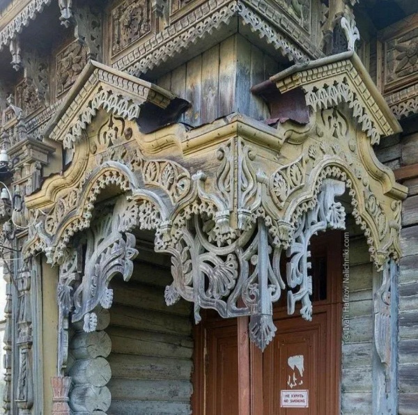 29 апреля в конференц-зале Центрального дома архитекторов на Гранатном переулке в Москве состоится премьера киноповествования от кинокомпании "Синтез-Интегра" - "Деревянное зодчество России. Прошлое. Настоящее. Будущее".

Ведущие российские реставраторы и эксперты, архитекторы и волонтеры рассказывают о перспективах, насущных проблемах и славном прошлом деревянного зодчества.

14 экспедиций, 200 памятников и 4 серии - "Дом", "Храм", "Музей" и "Новое деревянное".