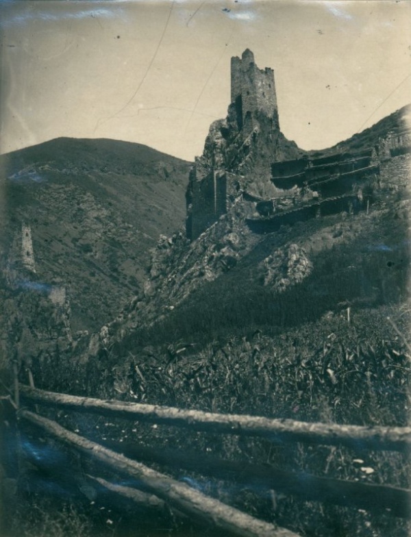 В рамках продолжающейся программы по выявлению исторических сведений по истории башенных комплексов Ингушетии, "АСМ Групп" плотно сотрудничает с Музеем архитектуры им. А.В. Щусева в Москве. 

В процессе работы в фондах музея специалистами "АСМ Групп" выявлены уникальные снимки средневековых ингушских башен из материалов экспедиций Л.П. Семенова почти вековой давности. 

На фотографиях:
Башенный комплекс Вовнушки, 1926 г.
Башенные комплекс Мецхал, 1927 г.

Партнеры проекта - Благотворительные фонды "САФМАР" и "Возрождение".