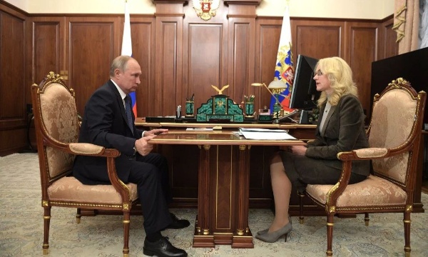 Президент РФ В.В.Путин поручил до конца 2025 года пересмотреть нормативы по реставрации объектов культурного наследия , чтобы сократить сроки для инвесторов. По словам президента, многие объекты умирают, потому что бизнес не может вкладывать деньги из-за ограничений. "Некоторые считают, что бизнес нельзя допускать. Что же, надо, чтобы объекты разрушились?" - подчеркнул он. 

Вице-премьер Татьяна Голикова сообщила, что к 15 мая должна быть готова дорожная карта пересмотра нормативов реставрации, а к концу 2026 года должна завершиться сама работа. По ее словам, 13975 памятников сейчас находятся в неудовлетворительном состоянии. В ответ на это президент дал задание ускорить "разбюрокрачивание". "Давайте до конца года по нормативам точно отработаем. То, что невозможно сейчас, давайте в 2026 году".