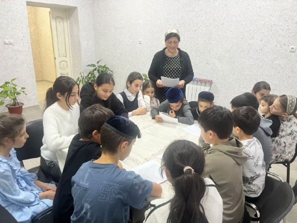 «Что значит быть толерантным?» — такой важный разговор состоялся 25.11.2025г. в ДК Ляжги! 

Методист Дома культуры Измайлова Р. У. провела увлекательную беседу‑диспут для юных жителей нашего поселения.

В ходе встречи ребята:

•узнали, что такое толерантность и почему она так важна в современном мире;

•поразмышляли над реальными ситуациями из школьной жизни и искали пути их  ассоциациями 

•обсудили, чем толерантность отличается от безразличия и как реагировать на непохожие мнения.

В формате открытого диалога дети учились:

•слушать и слышать собеседника;

•уважительно выражать свою точку зрения;

•находить общий язык даже в сложных ситуациях.