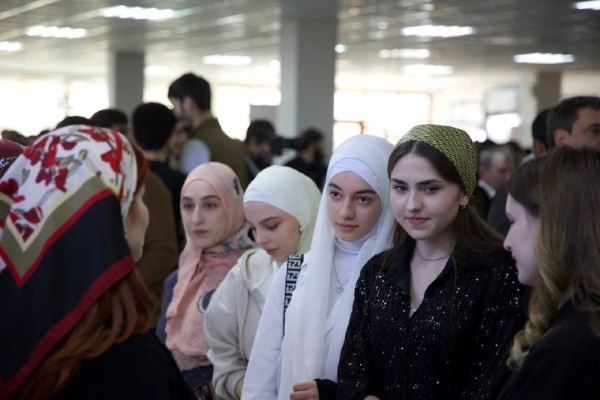 В Назрани прошла Всероссийская ярмарка трудоустройства.

Ярмарка вакансий «Работа России. Время возможностей» собрала в Назрани сотни соискателей и работодателей.

Здесь было представлено более 600 вакансий от ингушских работодателей и свыше 10 000 из различных регионов России. 

Мероприятие предложило посетителям широкий спектр услуг: от консультаций по составлению резюме до подачи заявок на бесплатное обучение.

Предварительные итоги впечатляют: 
более 80 человек получили отклики от работодателей, и эта цифра будет только расти, ведь многие анкеты еще обрабатываются.

В мероприятии принял участие и премьер-министр Ингушетии Владимир Сластенин. 

«Вопросы занятости населения - одно из приоритетных направлений нашей работы, мы всегда поддерживаем инициативы, которые помогают нашим гражданам найти достойную работу и реализовать свой потенциал» , - отметил он.