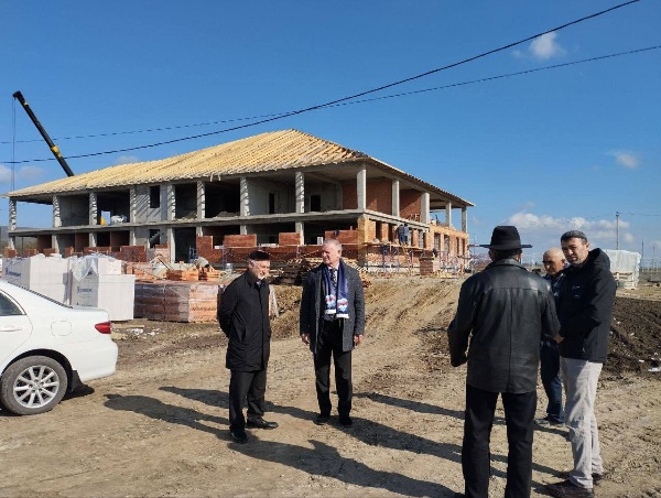 Продолжается строительство детского сада в с. п. Южное Малгобекского района. Партдесант «Единой России» следит за ходом работ.

В инспекционном выезде приняли участие: секретарь МО партии в Малгобекском районе Корейш Гулиев, депутаты районного совета, активисты МО.

Учреждение предназначено для детей от 1,5 до 7 лет и создаст благоприятную среду для правильного развития детей дошкольного возраста. Рассчитано образовательное учреждение на 120 мест. 

Строительство детского сада в самом разгаре. Процент выполненных работ на сегодняшний день составляет 45%. Завершено возведение железобетонного каркаса здания, колонн, а также выполнено перекрытие подвальных помещений, первого и второго этажей. 

Здесь проведена гидроизоляция стен и построена трансформаторная подстанция. На данный момент начата кирпичная кладка внутренних перегородок. 
Внутренняя кладка завершена на 85%.

Напомним, двухэтажное здание с подвалом будет иметь современную инфраструктуру. В дошкольном учреждении предусмотрены: групповые ячейки для детей разного возраста, вестибюль с комнатой для охраны и пожарного поста, медпункт, пищеблок, постирочная, зал для музыкальных и физкультурных занятий.

«Мы внимательно следим за качеством выполняемых работ и очень рассчитываем на быстрое и качественное завершение проекта. Данный детский сад не только создаст новые места для детей, но и станет центром социального взаимодействия для родителей и местного сообщества», - отметил Корейш Гулиев.