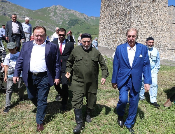 В Ингушетии завершены работы по восстановлению родового башенного комплекса рода Ахильговых «Гоуст», расположенного на склоне горы «Маьт-Лоам» в Джейрахском районе. 

Глава республики Махмуд-Али Калиматов и основатель фонда «Возрождение» Микаил Гуцериев лично посетили исторический памятник и оценили качество проведённой работы. 

Комплекс «Гоуст», состоящий из трех башен, объединенных каменным забором,  находился в полуразрушенном состоянии. 

Отсутствовали крыши и перекрытия, на стенах были трещины.  

Благодаря  фонду «Возрождение» комплекс «Гоуст» восстановлен и имеет свой первозданный вид. 

Теперь этот исторический памятник снова украшает горный пейзаж Ингушетии, являясь  наглядным примером бережного отношения к  культурному наследию республики.