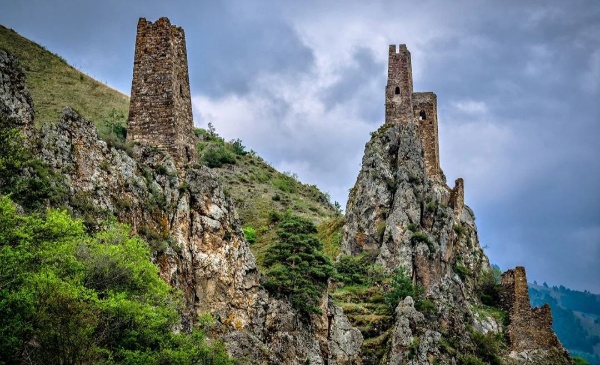 Последнее время идут активные разговоры, что на башнях уникальнейшего Башенного комплекса "Вовнушки" в горной Ингушетии, появились новые трешины. Сегодня специалисты "АСМ Групп" облетали дроном боевые башни и скалы, на которых они стоят. Результаты сегодняшних полетов будут "наложены" на полеты двухлетней давности и произведены оценка и сравнение всех трещин.