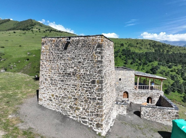 Глава Республики Ингушетия г-н Калиматов и основатель фонда "САФМАР" г-н Гуцериев торжественно открыли после реставрации башенный комплекс "Гоуст" в горной Ингушетии. Проект реставрации комплекса от "АСМ Групп", реализация от команды реставраторов Харсиевых.

Партнер проекта - Благотворительный фонд "САФМАР".