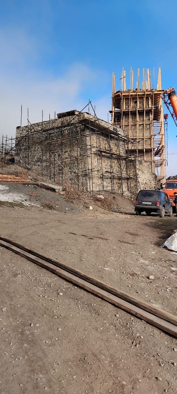 25 ноября 2024 г. и.о. директора Джейрахско-Ассинского музея-заповедника Сампиев А.А., совместно с представителем Комитета государственной охраны объектов культурного наследия Республики Ингушетия Аспиевым М.Г., генеральным директором ООО «АСМ Групп» Михайловым А.Г., в рамках плана работ по надзору за проведением реставрационных, консервационных и противоаварийных работ по сохранению историко-архитектурных объектов на территории музея-заповедника, совершили инспекционную поездку к башенным комплексам «Эбан», «Кели», «Дошхакле», «Пуй», «Тумги», «Морч».

Работы по сохранению объектов культурного наследия проводятся при условии осуществлении технического, авторского надзора и государственного контроля в области охраны ОКН за их проведением, а также данные работы проводятся на основании задания и разрешения на проведение указанных работ, выданных органом охраны ОКН – Комитетом государственной охраны ОКН Республики Ингушетия. 

Внесение изменений в данное задание возможно только по согласованию с Комитетом государственной охраны ОКН РИ. 

В ходе проведенной проверки, на башенных комплексах «Пуй», «Кели» были выявлены ряд замечаний по проводимой работе, по устранению которых будут подготовлены и направлены предписания в соответствии с действующим законодательством в вышестоящие инстанции. 