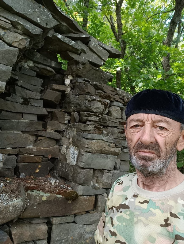 12 августа 2024 года в ходе проводимого обхода, сотрудники Джейрахско-Ассинского музея-заповедника в 1200 метров юго-восточнее башенного комплекса «Нижний Пуй», обнаружили ранее не учтенный объект – столпообразное святилище – цIув.

Столпообразные святилища – один из видов культовых сооружений из камня, которые воздвигались, согласно ингушскому фольклору, в месте, где молнией убило человека.

Заместитель директора компании «Наследие» Я. Гогиев отмечает, что данное столпообразное святилище отличается от группы подобных святилищ своими размерами – оно больше в размерах и стрельчатая ниша довольно глубокая и широкая. В прошлом это святилище венчала двухскатная пирамидально- ступенчатая крыша из сланцевых плит. На данный момент она полностью разрушена. В плане основание святилища прямоугольное.

Столпообразные святилища – наиболее многочисленная группа культовых памятников горной Ингушетии. В своем труде «Средневековые культовые памятники Центрального Кавказа» (Грозный, 1989, С. 89) Б. Мужухоев  пишет, что данная группа памятников относится к самому позднему времени строительства доисламских культовых памятников. Он считает их фамильными, объясняя причину того, что рядом у некоторых селений  стоят несколько столпообразных святилищ (в Эрзи – два, в Эгикале – три).

Памятник после проведения соответствующих работ, для обеспечения его целостности и сохранности, будет внесен в перечень выявленных объектов культурного наследия республики.