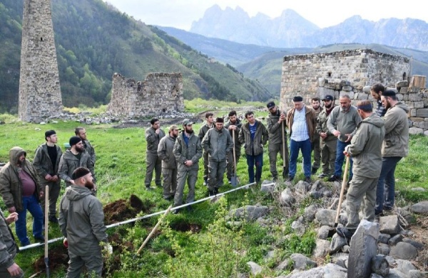 На Башенном комплексе "Пуй" в горной Ингушетии, реставрируемом по проекту "АСМ Групп", начался второй сезон археологических раскопок.

В прошлом году команда компании "Наследие" совершила на комплексе несколько уникальных находок, среди которых групповые захоронения, ритуальное захоронение жеребенка, исламское погребение ребенка, а также около 500 исторических артефактов.
