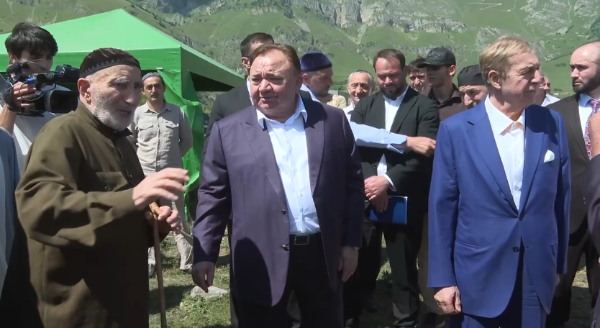 "Сегодня посетил с Микаилом Сафарбековичем Гуцериевым восстановленный родовой башенный комплекс рода Ахильговых «Гоуст» в Джейрахском районе. 

Благотворительный фонд «Возрождение» проделал огромную работу по сохранению этого исторического памятника. 

Дом-крепость «Гоуст» был в полуразрушенном состоянии, но, благодаря «Возрождению», сегодня он восстановлен и имеет свой первозданный вид.

Наш долг — беречь историю и передавать ее будущим поколениям.  

Спасибо Микаилу Сафарбековичу и всем, кто причастен к такому важному делу, как сохранение культурного наследия Ингушетии", - глава Республики Ингушетия Махмуд-Али Калиматов.