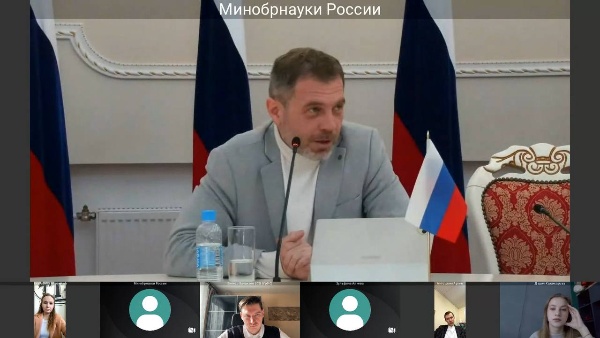 В формате видеоконференции прошла встреча активистов Совета обучающихся при Минобрнауки России с заместителем директора Центра ДПО ПИШ «Цифровой инжиниринг» СПбПУ Павлом Козловским.

Главной темой стало развитие наставничества в университетах. Участники обсудили его роль в адаптации студентов, формировании профессиональных навыков и вовлечении в общественную и проектную деятельность.

Активисты поделились опытом реализации наставнических практик, а также обозначили актуальные задачи и перспективы их развития. От ПГУ в обсуждении приняла участие председатель Совета студентов и аспирантов  Дария Хажикарова, представив предложения по расширению наставнических программ.

Участники встречи подчеркнули важность развития наставничества и обмена успешными практиками между университетами.