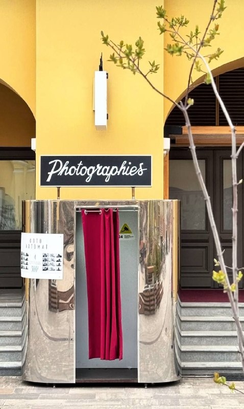 Этим летом пространство внутреннего двора Никольских рядов открыто с 10 утра до 22 часов. Йога на настиле, шахматные турниры, концерты, вкусная еда и конечно полюбившийся мини гольф.

Проект от "АСМ Групп".