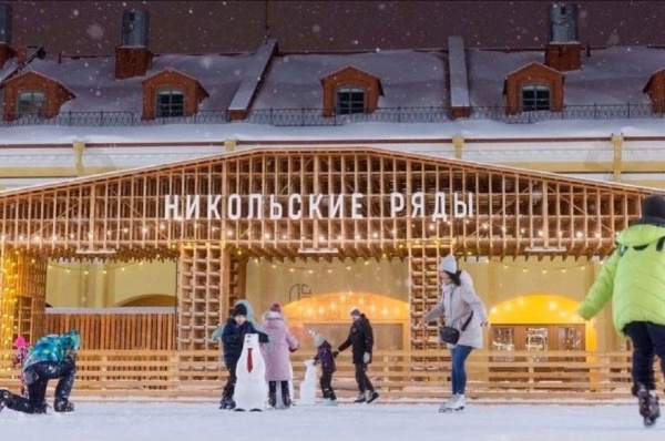Уже 30 ноября на Никольских рядах откроется каток. Петербуржцам обещают идеальный лед, бодрую музыку и карусель из лошадок со сверкающими лампочками.

Приспособление дворового пространства здания бывшего Никольского рынка - от "АСМ Групп".