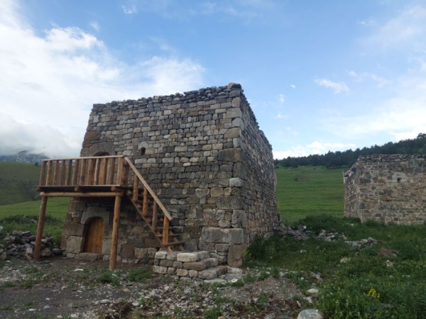 Вчера специалисты "АСМ Групп" провели авторский надзор на башенных комплексах "Кели", "Дошхакле" и "Нижний Пуй". Сезон реставрационных работ в горной Ингушетии открыт.