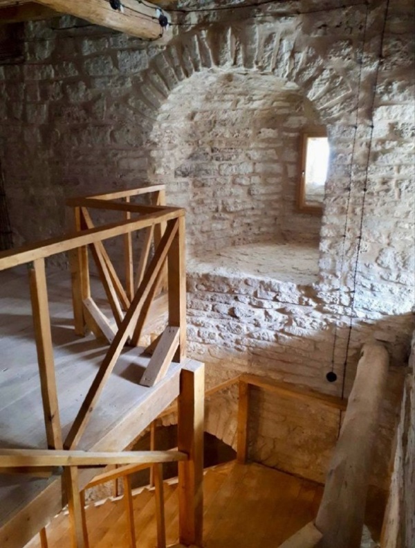 На прошлой неделе состоялась официальная приемка реставрационных работ на объекте культурного наследия федерального значения "Башня Верхних решеток" на территории Псково-Печерского монастыря. Уважаемая комиссия приняла объект без замечаний.

Именно на этом объекте несколько лет назад, в рамках проведения исследовательских работ, специалисты "АСМ Групп" обнаружили уникальные рисунки по штукатурке, выполненные стрельцами петровского времени, охранявшими башню.