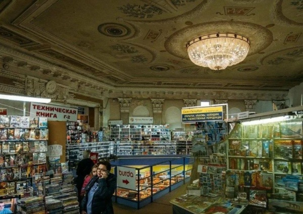 ДК Крупской на проспекте Обуховской Обороны в Петербурге получит статус объекта культурного наследия регионального значения. 

Рабочий клуб прядильно-ткацкой фабрики "Рабочий" - один из первых клубов, созданных для продвижения идей социалистической революции и равенства, которые должны были стать центром культурно-массовой и просветительской работы для пролетариата. Строительство клуба началось в 1927 году по проекту арх. С.Овсянникова, торжественное открытие было приурочено к 10-летию революции. В 1963 году учреждение преобразовано во Дворец культуры. С 1991 года в здании расположилась книжная ярмарка.