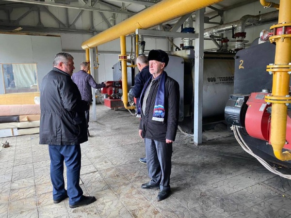 Партийный десант Единой России проверил готовность к отопительному сезону в с. п. Яндаре.

Секретарь местного отделения партии «Единая Россия» в Назрановском районе Амиран Измайлов и председатель районного совета Идрис Экажев провели проверку готовности котельной, обслуживающей 9 многоквартирных домов, школу и детский сад в с. п. Яндаре, к предстоящему отопительному сезону.

В ходе проверки было обращено внимание на состояние оборудования и его готовность к эксплуатации в зимний период. Специалисты уверили, что все котлы находятся в рабочем режиме, и серьезных нарушений или сбоев в работе выявлено не было.

Амиран Измайлов отметил важность своевременной подготовки к отопительному сезону для обеспечения комфортных условий проживания граждан. 

«Наша задача — сделать всё возможное для того, чтобы жители не ощущали недостатка в тепле и заботе, особенно в холодные месяцы», 
— подчеркнул он.

Идрис Экажев добавил, что регулярные проверки обеспечивают надежность работы системы отопления и позволяют оперативно решать возникающие вопросы.