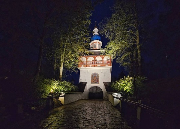 Именно так сейчас, после реставрации по проекту "АСМ Групп",  выглядит объект культурного наследия федерального наследия "Башня Святых ворот" в Псково-Печерском монастыре.