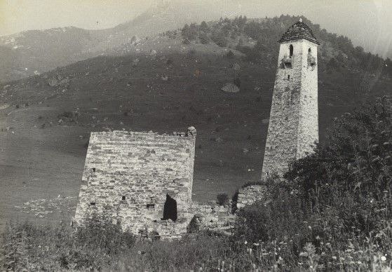 Фонды Института археологии Российской академии наук передали историкам "АСМ Групп" фото Башенного комплекса Кхарт в горной Ингушетии из отчета 1-го отряда археологической экспедиции 1979 года Чеченско-ингушского государственного университета им. Л.Н.Толстого.