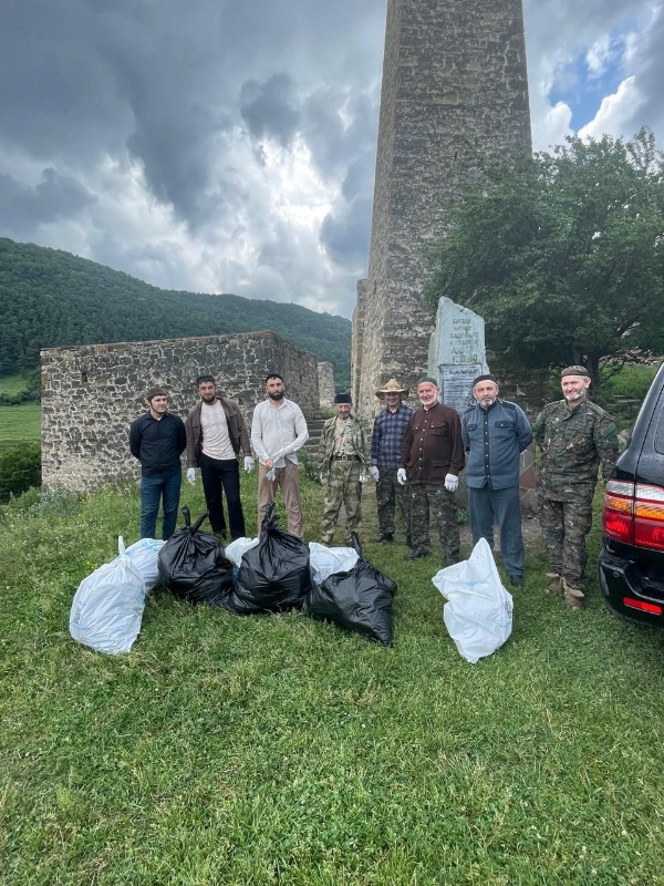 Сотрудники музея-заповедника провели субботник на территории башенного комплекса "Эгикал". Была очищена территория комплекса, собран и вывезен весь мусор. 

Ранее масштабный субботник на территории комплекса, а также вдоль русла реки Аьги-хи - притока Ассы был проведен, приурочив к Международному дню памятников и исторических мест.

А в начале этого месяца мероприятия по сносу незаконных хозяйственных построек была проведены в с. Фуртоуг. 

Призываем всех жителей республики, выезжающих в горную местность соблюдать чистоту и порядок на заповедной территории!!! Ведь чисто не там, где метут, а там, где не сорят. 