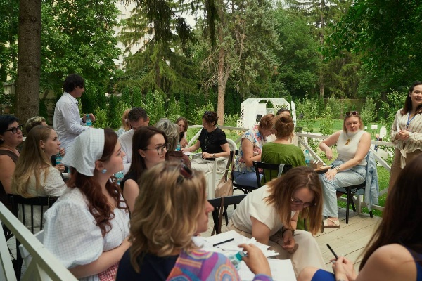 Экспертная сессия проекта «Синергия искусств. Ароматы странствий: Кавказ».

В рамках мероприятия ведущие специалисты в области культуры, искусства, философии и парфюмерии оценили авторские работы конкурсантов, созданные по ранее утверждённым тематическим направлениям. 

Проект «Синергия искусств» представляет собой масштабную культурную инициативу, направленную на соединение визуального, ароматического и ремесленного искусств в рамках единого творческого процесса.

В рамках экспертной сессии Дарья Суховская – доцент ПГУ – приняла участие в отборе конкурсных работ для последующей интеграции в серийное производство сувенирной коллекции, отражающей символику и образы региона. 