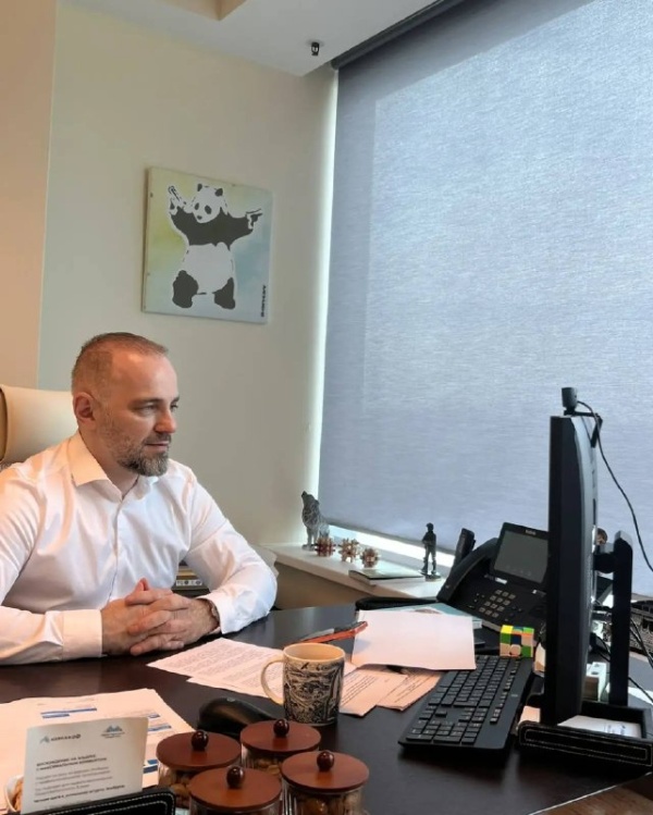 Главное из выступления Рустама Тапаева на пресс-конференции РБК, посвященной Кавказскому инвестиционному форуму:

▫️ по итогам двух прошедших форумов и одной выставки КИФ заключено более 230 соглашений о сотрудничестве на общую сумму свыше 460 млрд рублей

▫️ на КИФ-2025 с Сosmos Hotel Group договорились о совместном развитии туризма и подготовке кадров для индустрии гостеприимства в регионах Северного Кавказа. Результат: Космос взял в управление высокогорные приюты на Эльбрусе (20 апреля Липрус открывается под новым брендом Cosmos Elbrus Leaprus Camp)
 
▫️ соглашения о взаимодействии с тремя российскими банками – Сбером, Газпромбанком и банком «Кубань Кредит». Результат: финансовые институты все активнее кредитуют кавказский бизнес. Если в 2021 году доля банковского капитала в поддерживаемых проектах была равна нулю, то в 2025 году составила более 35% наряду со средствами инициаторов проектов

▫️ по совместной со Сбером программе фондирования за 2025 год заключено 18 новых договоров на сумму 693 млн рублей. Из них средства Кавказ.РФ – 173 млн рублей. Всего же по этой программе заключено 206 договоров на общую сумму почти 8 млрд рублей, из которых средства Кавказ.РФ составили почти 2 млрд рублей
 
▫️ в 2024 году были подписаны соглашения по новым отелям в Каспийском прибрежном кластере (отель 5 звезд «Каспийские курорты-1», 3 млрд рублей заявленные инвестиции). 
 
▫️ форум  должен быть максимально полезным не только крупному бизнесу и чиновникам, но и базе кавказского бизнеса – сектору МСП и молодежи. 

▫️ стенд Кавказ.РФ будет ядром выставочной экспозиции. В этом году он выполнен в виде горного хребта и посвящен «Мамисону» — новому курорту, завершающему свой первый горнолыжный сезон. На стенде будет создана настоящая экотропа. 