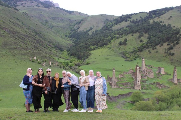 Комитет по туризму Республики Ингушетия организовал экскурсию в горную Ингушетию для преподавателей коррекционной школы. Это люди, чья работа требует невероятного терпения, душевных сил и полной самоотдачи. Каждый день они вкладывают сердце и заботу в воспитание и обучение особенных детей, и потому особенно нуждаются в поддержке и передышке.

Экскурсия стала возможностью для отдыха, вдохновения и новых впечатлений. Преподавателям показали древние башенные комплексы и живописные панорамы родного края. Они узнали много нового о культуре и истории Ингушетии, получили массу положительных эмоций и заряд энергии.