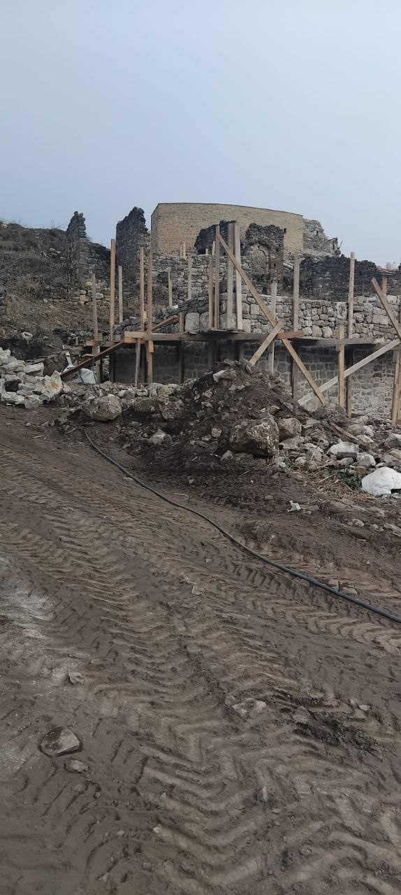 25 ноября 2024 г. и.о. директора Джейрахско-Ассинского музея-заповедника Сампиев А.А., совместно с представителем Комитета государственной охраны объектов культурного наследия Республики Ингушетия Аспиевым М.Г., генеральным директором ООО «АСМ Групп» Михайловым А.Г., в рамках плана работ по надзору за проведением реставрационных, консервационных и противоаварийных работ по сохранению историко-архитектурных объектов на территории музея-заповедника, совершили инспекционную поездку к башенным комплексам «Эбан», «Кели», «Дошхакле», «Пуй», «Тумги», «Морч».

Работы по сохранению объектов культурного наследия проводятся при условии осуществлении технического, авторского надзора и государственного контроля в области охраны ОКН за их проведением, а также данные работы проводятся на основании задания и разрешения на проведение указанных работ, выданных органом охраны ОКН – Комитетом государственной охраны ОКН Республики Ингушетия. 

Внесение изменений в данное задание возможно только по согласованию с Комитетом государственной охраны ОКН РИ. 

В ходе проведенной проверки, на башенных комплексах «Пуй», «Кели» были выявлены ряд замечаний по проводимой работе, по устранению которых будут подготовлены и направлены предписания в соответствии с действующим законодательством в вышестоящие инстанции. 