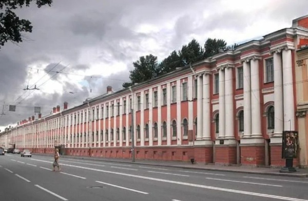 По решению Арбитражного суда, Санкт-Петербургский государственный университет обязан до января 2027 года отреставрировать здание Первого кадетского корпуса, расположенного на Кадетской линии Васильевского острова.

"Это бывшее здание Академии тыла, которое было передано университету под приспособление для современного использования. По сути, для размещения там учебных аудиторий, расширения площадей университета. К сожалению, длительное время действительно там не проводились никакие работы. Все это объясняется отсутствием финансирования" - рассказал вице-губернатор В.Омельницкий.

В начале XVIII века часть участка по Кадетской линии входила в состав усадьбы первого губернатора Петербурга князя А.Д.Меншикова. В 1731 году усадьбу занял Первый сухопутный шляхетский корпус, для нужд которого к бывшей усадьбе были присоединены участки Французской слободы. Южная двухэтажная часть здания была перестроена в 1730-1740-х годах по проекту арх. Д.Трезини. Часть помещений Кадетского корпуса в 1740-х годах занимал пансион Ферре. 

Первый кадетский корпус связан с именами многих известных военачальников - Б.Х.Миниха, П.А.Румянцева, А.В.Суворова, М.И.Кутузова, И.И.Бецкого. Здесь преподавали Ж.Б.Вален-Деламот, А.Ринальди, В.И.Баженов, и учились К.Ф.Рылеев, П.Л.Шиллинг, В.Ф.Петрушевский. 

С 1863 года здание стало использоваться Павловским военным училищем, а в 1882 году вновь было передано Первому кадетскому корпусу. 

Кадетский корпус был упразднен в 1918 году. До 1920 года здание занимали 3-и Финские курсы РККА и 1-я Петроградская пехотная школа.