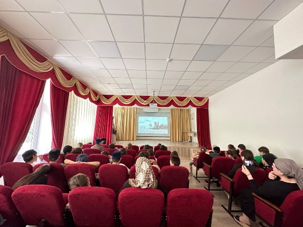 22 июня - одна из наиболее трагических дат в истории нашей Родины. День памяти и скорби для тех, кто пережил и выжил, для детей и внуков миллионов солдат, что отдали жизни за мир, в котором мы сегодня живём. 
 
22 июня 1941 года в 4 часа утра началась самая разрушительная, жестокая и кровопролитная из всех войн, когда-либо прошедших на нашей планете - Великая Отечественная война: фашистская Германия напала на Советский Союз.

В одночасье разрушились надежды миллионов семей, были поломаны судьбы целых поколений. Память о тех грозных годах - как и не утихающая скорбь - навсегда останется в наших сердцах.

В преддверии этой памятной даты работники Дома культуры с.п. Ляжги провели информационный час о Дне памяти и скорби «Сороковые роковые» в пришкольном лагере с дневным пребыванием "Радуга". Методист Точиева З.М. начала мероприятия с беседы о начале войны, после чего дети посмотрели документальный фильм. В конце мероприятия участники минутой молчания  почтили память о погибших.