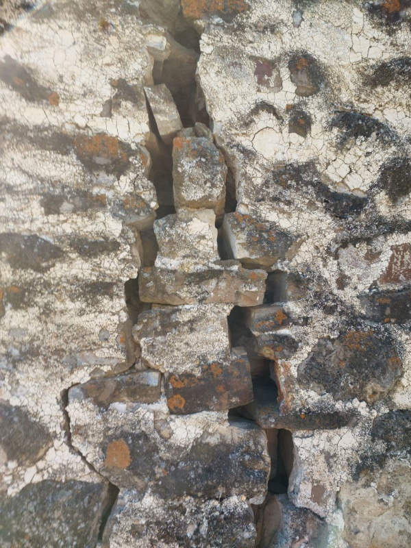 Today, specialists from ACM Group conducted another inspection of the combat tower of the Meller architectural complex in mountainous Ingushetia. Expanded vertical cracks covering almost the entire height of the tower raise serious concerns about its condition. In addition to the walls, the cracks have seriously damaged the internal stone vault. Through cracks, through which one can insert a hand, clearly indicate that the tower is in a critical condition. Urgent emergency work is needed on this unique architectural monument.