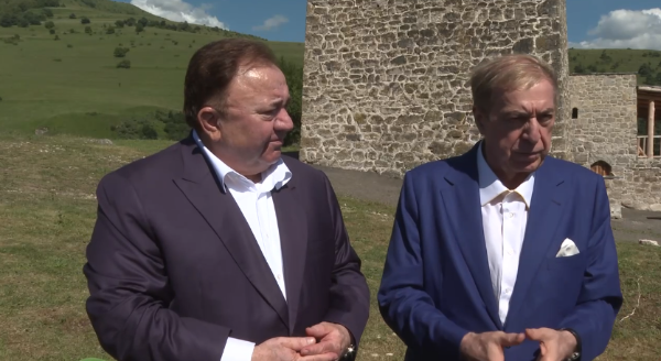 "В Джейрахском районе насчитывается 37 кладбищ. Там захоронены наши предки, а главная ответственность поколений – это сохранение памяти о нашем прошлом. 

Сегодня Микаил Гуцериев пообещал, что все они тоже будут реконструированы в рамках благотворительной деятельности основанного им фонда «САФМАР».   
Все эти кладбища будут ограждены и благоустроены. К работам здесь приступят в 2025 году. В 2026 году планируется благоустроить места захоронения в населённых пунктах Пригородного района.

Также хочу особо отметить, что вдоль кладбищенских оград будут высажены ели и туи.

Но и это не все! В планах Микаила Сафарбековича благоустроить зиярат всеми уважаемого нами духовного учителя Кунта-Хаджи, последователя кадирийского тариката, которого почитают в Ингушетии и других мусульманских регионах Северного Кавказа. Это святое для всех место и оно будет преобразовано самым достойным образом.

Огромное спасибо Микаилу Сафарбековичу за все, что он делает для Ингушетии. Все  реализованные проекты сделаны с лучшими намерениями помочь своему народу. И мы все также искренне должны его поддержать в его благих делах", - глава Республики Ингушетия Махмуд-Али Калиматов.