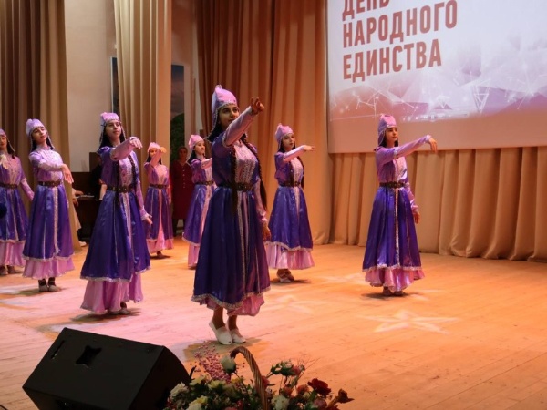 В Назрановском районе прошел праздничный концерт ко Дню народного единства.

Гостей праздника ждала насыщенная программа: песни в исполнении юных вокалистов, зажигательные танцы народов Кавказа, выступления заслуженных артистов республики.

Дополнила праздник осенняя ярмарка от местных школ.