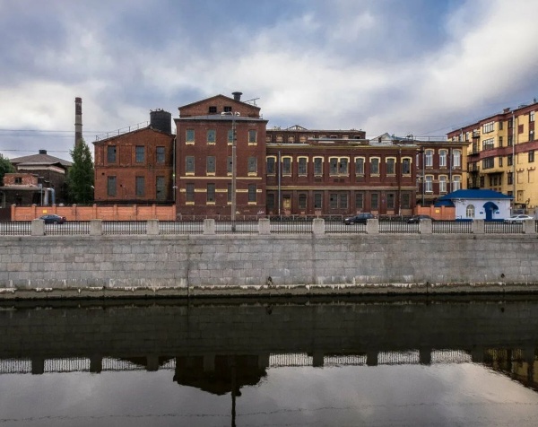 "АСМ Групп" завершает проектно-сметные работы по реставрации обьекта культурного наследия "Здания Общества электрического освещения. 1886" на набережной Обводного канала в Петербурге. Совместный проект с КБ "ВИПС" и "УРБИС" предусматривает реставрацию исторических кирпичных построек и их приспособление под современное использование.

Здания электрической станции начали строится в 1897 году и были торжественно открыты 16 ноября 1898 года. Все оборудование поставлялось фирмой "Сименс и Гальске". К 1916 году станция вырабатывала более половины электроэнергии, потреблявшейся городом.