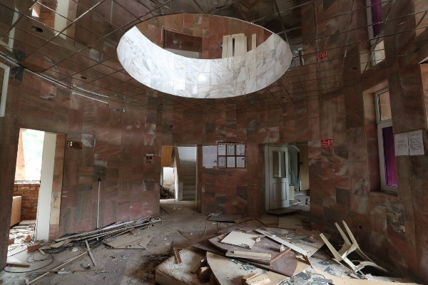 В селе Сурхахи Назрановского района начались работы по модернизации Дома ветеранов. 

 Здание 1992 года постройки ждёт полное преображение! 

По инициативе Главы Ингушетии Махмуд-Али Калиматова двухэтажный корпус будет полностью демонтирован, а на его месте появится новый, трёхэтажный. 

 Что будет сделано:

⦁ Полная перепланировка здания

⦁ Увеличение количества мест с 30 до 40

⦁ Качественная медицинская и психологическая реабилитация